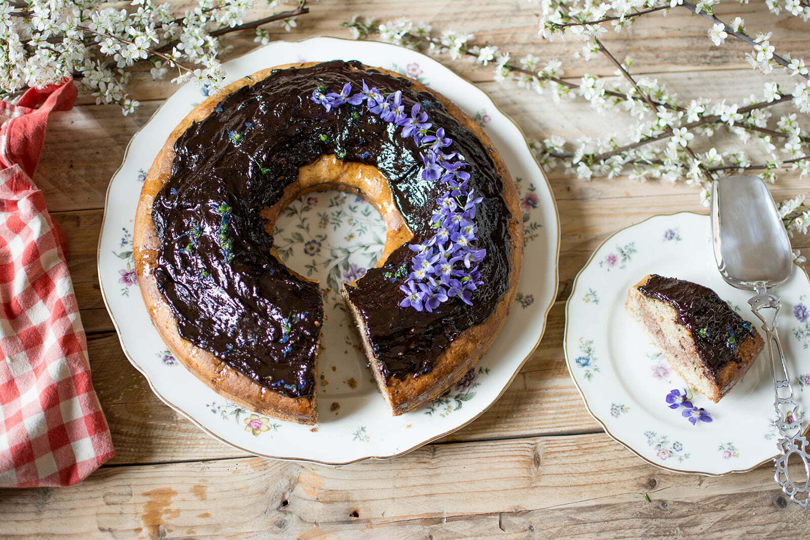 Torta alle viole mammole con farina integrale