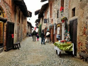 Scorcio di Ricetto di Candelo, Look-up