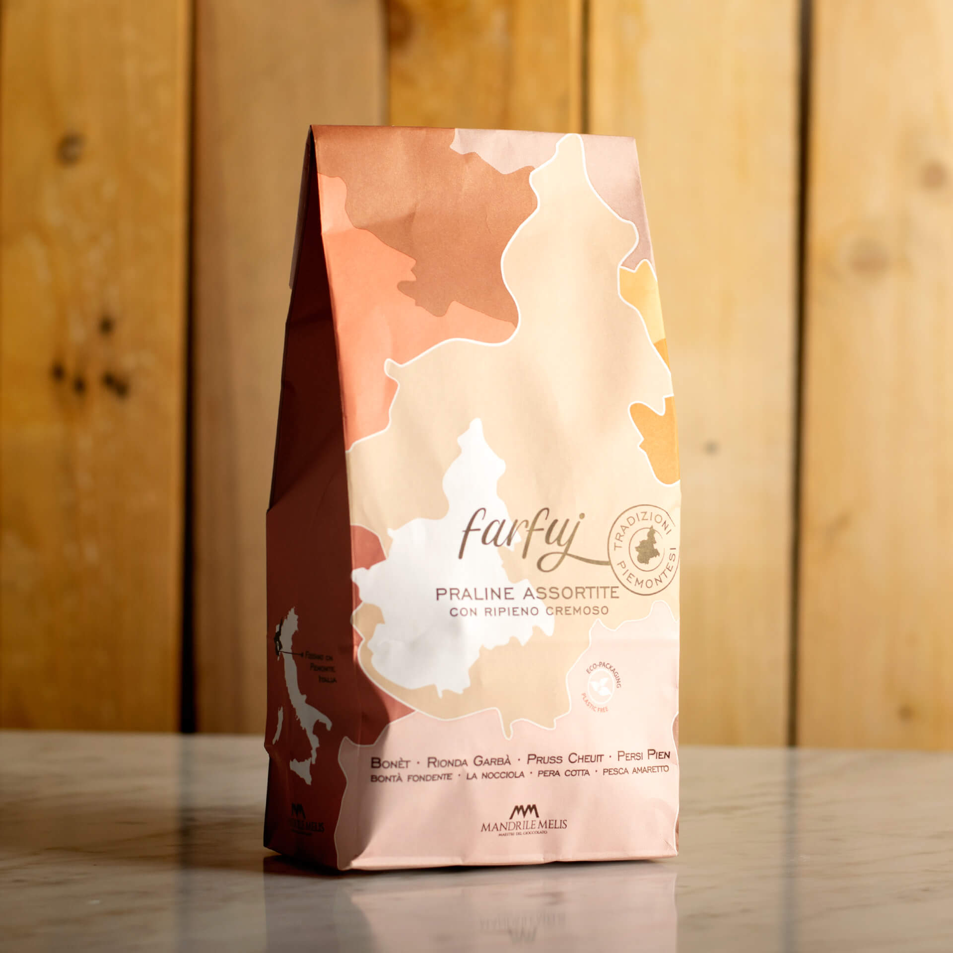 Verschiedene Pralinen aus dunklem Amaretto, Haselnuss, gekochter Birne, Pfirsich und Amaretto Verschiedene Pralinen aus dunklem Amaretto, Haselnuss, gekochter Birne, Pfirsich und Amaretto